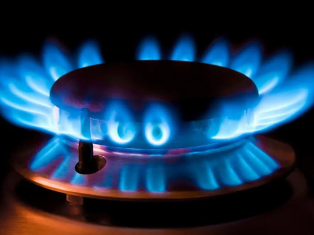 Utensílios de cozinha e lareira.